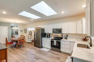 Kuchyň nebo kuchyňský kout v ubytování Walk to Historic Chestertown Dog-Friendly Retreat