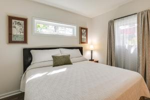 Postel nebo postele na pokoji v ubytování Walk to Historic Chestertown Dog-Friendly Retreat