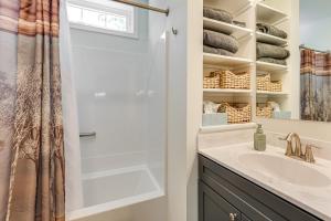 Koupelna v ubytování Walk to Historic Chestertown Dog-Friendly Retreat + 19 fotografií