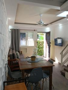 カボ・フリオにあるtemporada praia do forte cabo frioの木製のテーブルと椅子のあるリビングルーム