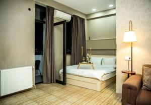 Ένα ή περισσότερα κρεβάτια σε δωμάτιο στο Center Tbilisi Apartments