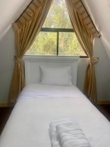 a bed in a room with a window at House in Miraflores Cuenca in Cuenca