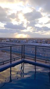 een brug over een waterlichaam met een stad bij Flat com piscina na cobertura em Intermares in Cabedelo +13 foto's