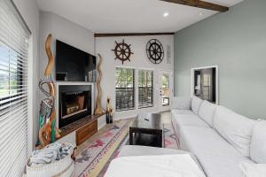 ein Wohnzimmer mit einem weißen Sofa und einem Fernseher in der Unterkunft 2 Family Houses Waterfront Wurstfest Fun Sleeps 24 in McQueeney + 42 Fotos