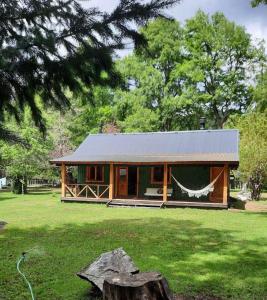 une maison avec un hamac dans une cour dans l'établissement Casa Don Enrique Quila Quina, à San Martín de los Andes 15 autres photos