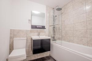 Koupelna v ubytování 50 Sansome Place + 11 fotografií