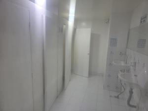 - une salle de bains blanche avec 2 lavabos et 2 toilettes dans l'établissement Hospedaje & Restaurante Rancho Grande Tocancipá SAS, à Tocancipá