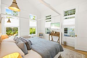 une chambre blanche avec un lit et un bureau dans l'établissement Barefoot Bungalow by Stay on 30a, à Seagrove Beach 44 autres photos
