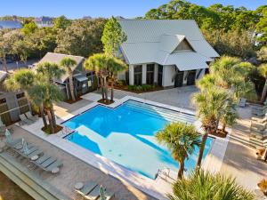 - une vue aérienne sur une maison avec une piscine et des palmiers dans l'établissement Barefoot Bungalow by Stay on 30a, à Seagrove Beach
