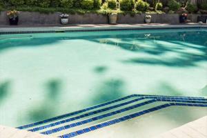 ビーバートンにあるSpruce White Houseの青い水の大きなプール