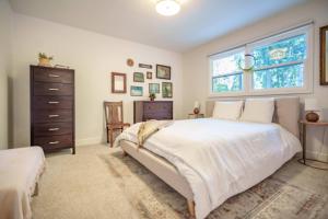 ビーバートンにあるSpruce White Houseの大きな白いベッドと窓のある寝室 +42枚の写真