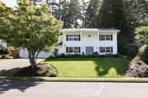 ビーバートンにあるSpruce White Houseの前庭の木のある白い家