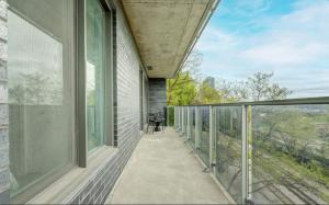 un balcon d'une maison avec des fenêtres en verre dans l'établissement Corporate Stays Le Shaughn 2 Bedroom, à Montréal