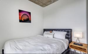 - une chambre dotée d'un lit blanc avec un ours en peluche dans l'établissement Corporate Stays Le Shaughn 2 Bedroom, à Montréal 7 autres photos