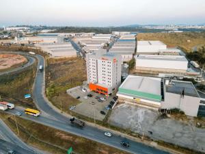 eine Luftansicht eines Gebäudes und einer Autobahn in der Unterkunft ibis Contagem Ceasa in Contagem