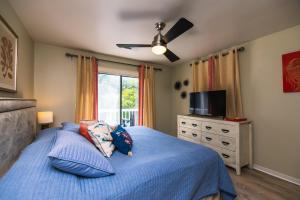 En eller flere senge i et værelse på Playin Hooky + 25 billeder