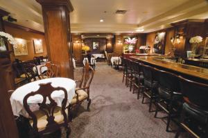 un restaurante con bar y una fila de sillas en Inn at the Opera, en San Francisco 56 fotos más