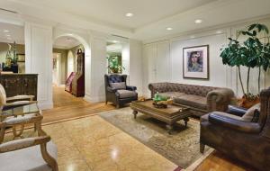 Una sala de estar con un sofá, una mesa y sillas. en Inn at the Opera, en San Francisco