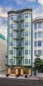 Un gran edificio verde con escalera de incendios en Inn at the Opera, en San Francisco