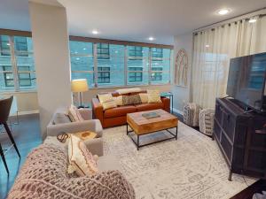 a living room with a couch and a tv at Drayton Escape in Savannah