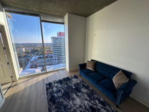 Χώρος καθιστικού στο Downtown one bedroom