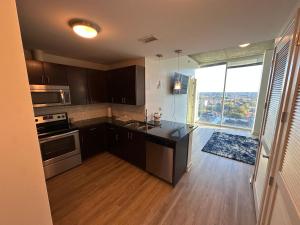 Η κουζίνα ή μικρή κουζίνα στο Downtown one bedroom