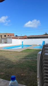 ein Swimmingpool mit blauer Ausstattung in einem Garten in der Unterkunft Condomínio Bezerra in Maragogi
