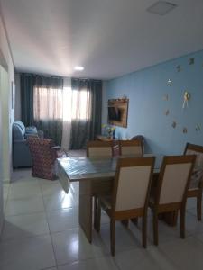 ein Wohnzimmer mit Tisch und Stühlen und einer Couch in der Unterkunft Condomínio Bezerra in Maragogi + 4 Fotos