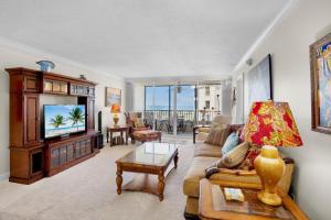 シエスタ・キーにあるGulf and Bay Club- C611のソファとテレビのあるリビングルーム