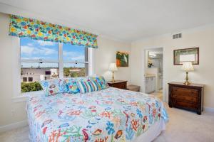 シエスタ・キーにあるGulf and Bay Club- C611の大きなベッドと窓のある寝室 +52枚の写真