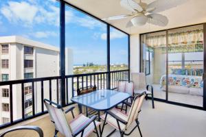 シエスタ・キーにあるGulf and Bay Club- C611の海の景色を望むバルコニー(テーブル、椅子付)