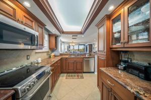 シエスタ・キーにあるGulf and Bay Club- F407の天井の広いキッチン(木製キャビネット付)