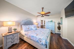 シエスタ・キーにあるGulf and Bay Club- F407のベッドと天井扇風機のある寝室 +51枚の写真