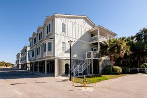 Un gran edificio blanco con una boca de incendios delante. en Retreat 7B - Jubilee, en Edisto