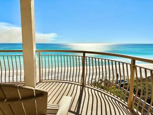 HP 36W Condo by 30A Escapes في روزماري بيتش: شرفة مطلة على الشاطئ
