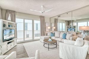 HP 36W Condo by 30A Escapes في روزماري بيتش: غرفة معيشة مع أريكة بيضاء وتلفزيون +36 صورة