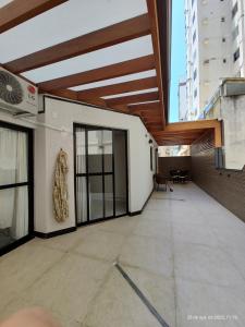 an empty building with a large open ceiling at Excelente apartamento com vaga garagem a 50 metros da orla da Praia do Morro Guarapari in Guarapari