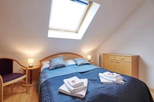 um quarto com uma cama azul com toalhas em DAS BURGENNEST, Bademantelgang zur Therme Lutzmannsburg, Garten, Parkplatz, Verpflegung auf Anfrage em Lutzmannsburg