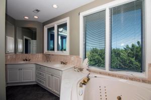 baño con bañera, 2 lavabos y ventana en Moonrise Point, en Edisto 47 fotos más