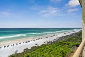 widok na plażę z balkonu apartamentu typu condo w obiekcie HP 34E On the Gulf by 30A Escapes w mieście Rosemary Beach