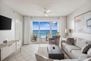 salon z kanapą i widokiem na ocean w obiekcie HP 34E On the Gulf by 30A Escapes w mieście Rosemary Beach +34 zdjęcia