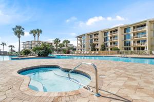 basen przed budynkiem mieszkalnym w obiekcie HP 34E On the Gulf by 30A Escapes w mieście Rosemary Beach