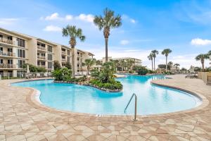 basen w ośrodku wypoczynkowym z palmami w obiekcie HP 34E On the Gulf by 30A Escapes w mieście Rosemary Beach