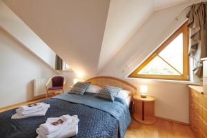 um quarto com uma cama e uma janela grande em DAS BURGENNEST, Bademantelgang zur Therme Lutzmannsburg, Garten, Parkplatz, Verpflegung auf Anfrage em Lutzmannsburg