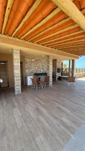 un gran patio con sillas y una mesa en un edificio en Canoas Flecheiras - Ap 104, en Trairi 42 fotos más