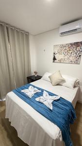 a bedroom with a bed with two towels on it at AP 104 com Piscina e Churrasqueira - Canoas Flecheiras in Trairi +42 photos