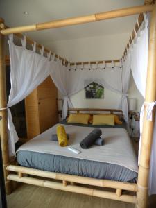 Una cama o camas en una habitación de Lodge Cosy - Sauna & Jacuzzi.