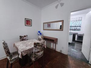 a dining room with a table and chairs at Apto/garagem coberta/900m-Centro in Registro