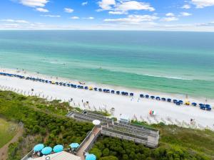 une vue aérienne d'une plage avec des parasols et l'océan dans l'établissement HP 325 Sandy Bottoms by 30A Escapes, à Rosemary Beach