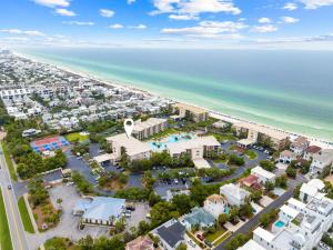 une vue aérienne de la plage et de l'océan dans l'établissement HP 325 Sandy Bottoms by 30A Escapes, à Rosemary Beach